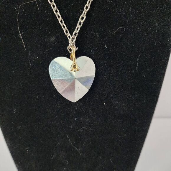 Beautiful crystal rainbow color heart shape necklace on a 17" silver chain - Picture 4 of 4
